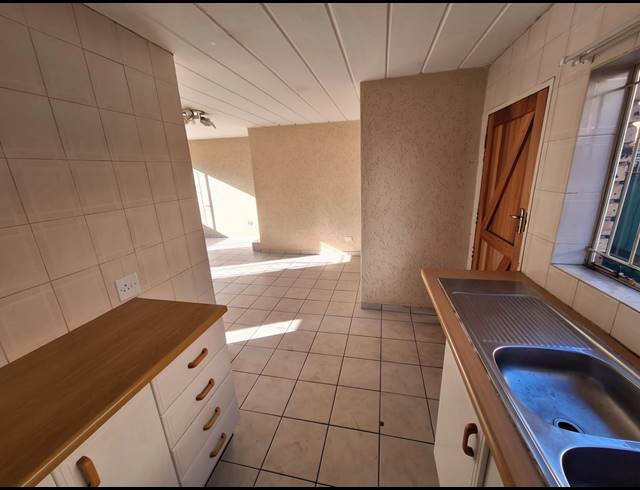 3 BEDROOM TOWNHOUSE FOR SALE IN VANDERBIJLPARK SE 3